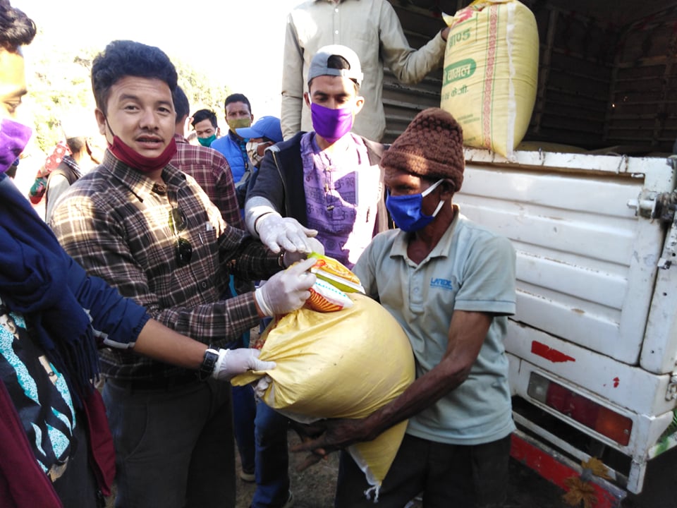 कांग्रेसका युवा नेताले गरे , १ सय ५० भन्दा बढी बिपन्न परिवारलाई खाद्यान्न  बितरण