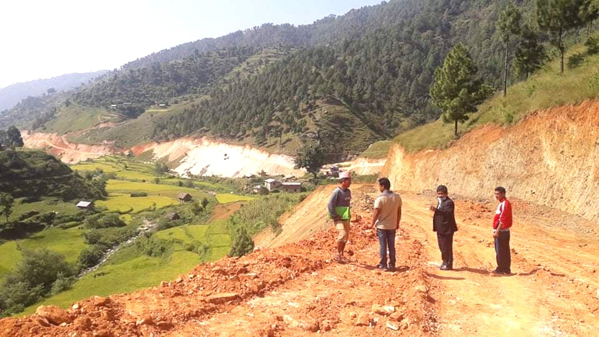 लुम्बिनी – रारा द्रुत मार्गको सल्यान खण्ड निर्माण कार्यको सांसद बस्नेत द्वारा अनुगमन