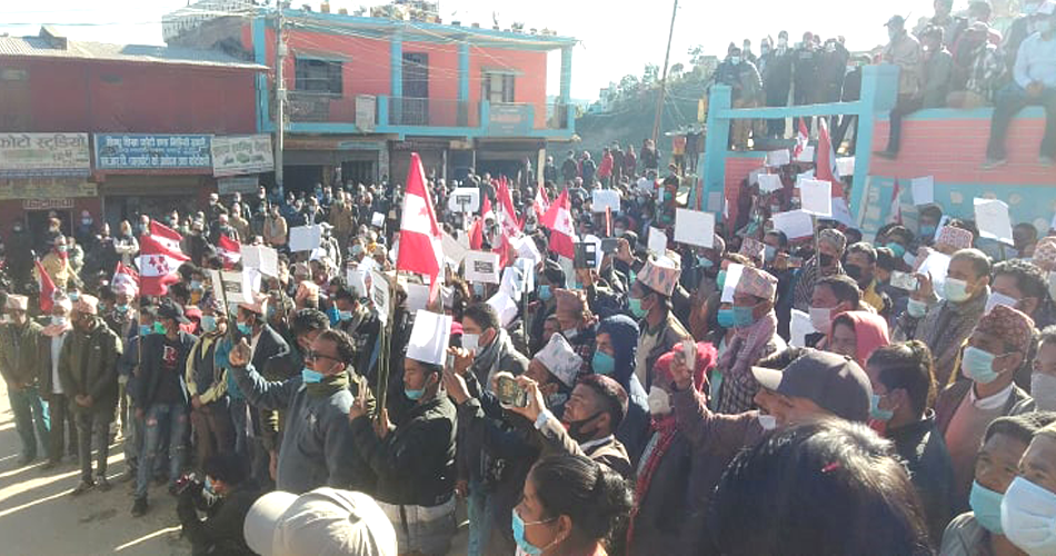 सल्यानमा ओली सरकार र कम्युनिष्ट विरुद्ध गर्जिए काँग्रेस नेताहरु, कस्ले के भने विरोध सभामा ?