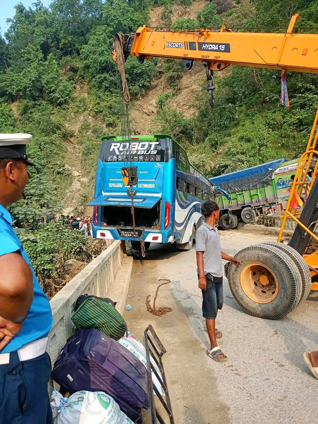 चोरखोलामा बस र ट्रक ठोकिदा १ जनाको मृत्यु,११ जना घाइते
